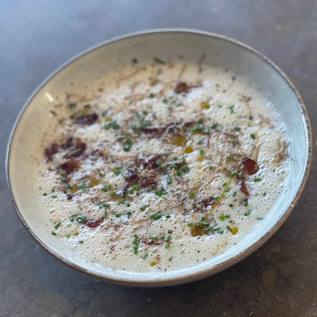 Potet- og purreløksuppe med trøffel og sprøstekt bacon
